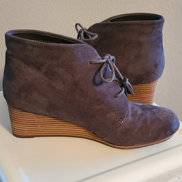 Dr Scholls 8W gray suede ankle bootie wedges - Picture 5 of 7
